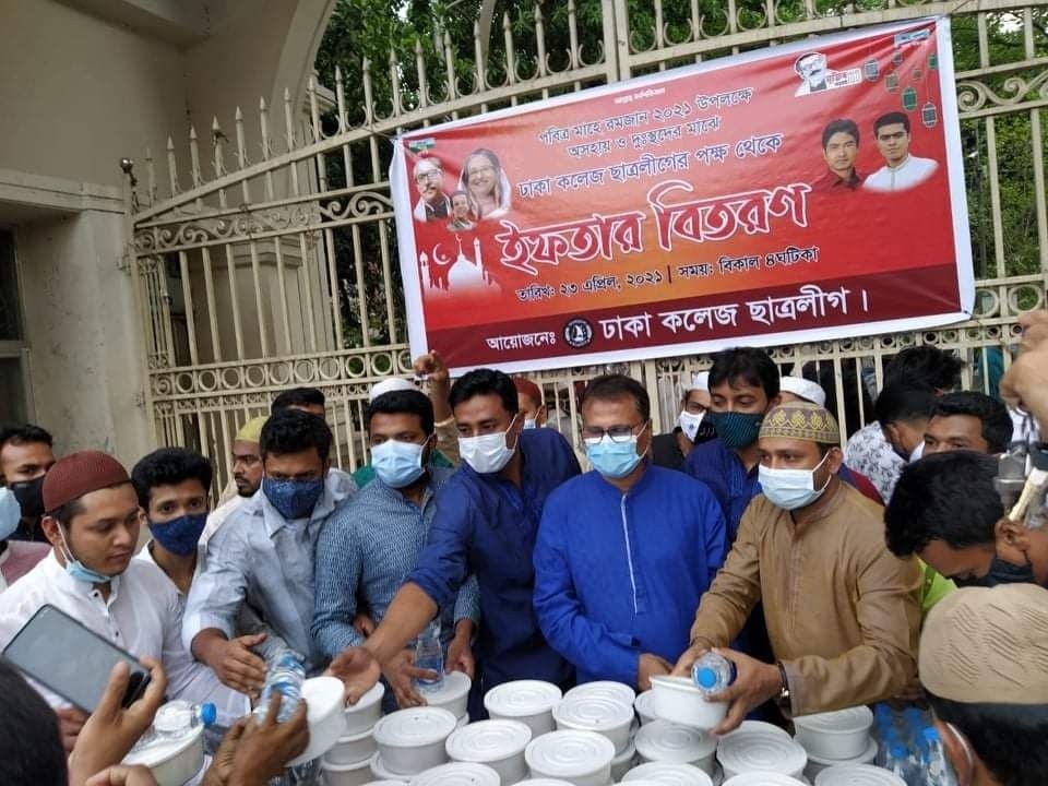 অসহায়-দুস্থদের ইফতার বিতরণ করেন ঢাকা কলেজ ছাত্রলীগ